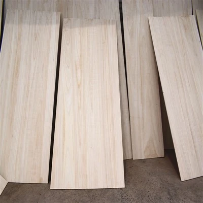 Massives Paulownia-Holz